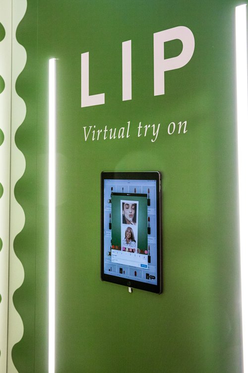 LIP green virtual try on installation.